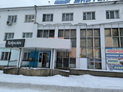 Сумська область, Охтирський р-н, м. Охтирка, вул. Чкалова, буд. 2. Оренда – приміщення 1-го поверху площею 162,70 кв.м. (П)