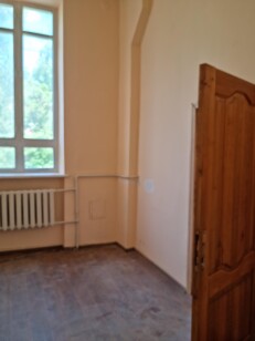 Сумська обл., м. Суми, вул. Нижньосироватська, буд. 64. Оренда – офісні приміщення 2-го поверху площею 31,30 кв.м. (В)