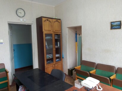 Кіровоградська обл., смт Новгородка, вул. Криворізька, 14 . Оренда – приміщення 1-го поверху площею 13,9 кв.м. (В)