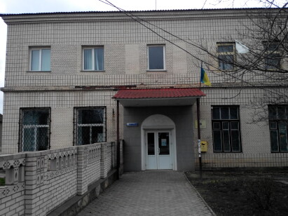 Вінницька обл., Могилів-Подільський р-н., смт. Муровані Курилівці, вул. Соборна, 108;  Оренда – приміщення 2-го поверху площею 37,1 кв.м. (В)