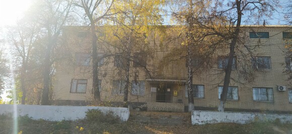 Вінницька обл., Тульчинський р-н, смт. Піщанка, вул. Муравського,1;  Оренда – приміщення 1 поверху площею 107,9 кв.м (В)