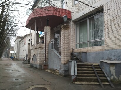 Сумська обл., Сумський р-н, м. Лебедин, вул. Героїв Майдану, 25 ;  Оренда – офісні приміщення 1-го поверху площею 20,90 кв. м (В)