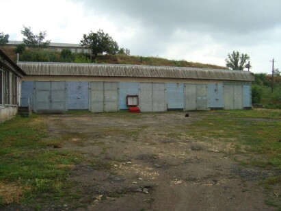 Одеська обл., Березівський р-н., м. Березівка, вул. Перемоги, буд.№25;   Оренда – приміщення гаражу площею 63,8 кв.м. (В)