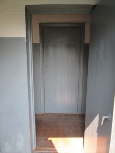 Сумська обл., Сумський р-н., с. Хотінь, вул. Банківська, буд. 7. Оренда – частина нежитлової будівлі площею 27,40 кв.м. (В)