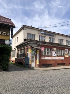 Закарпатська обл., м. Хуст, вул. Корятовича, 13. Оренда – приміщеня на 1-му поверсі площею 56,3 кв. м (В)