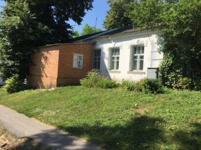 Сумська обл., Сумський р-н., с. Хотінь, вул. Соборна, буд. 43. Оренда – частина нежитлової будівлі площею 130,60 кв.м. (В)