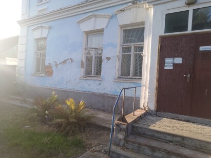 Сумська обл., Шосткинський район, м. Середино-Буда, вул. Європейська, буд. 10;  Оренда – офісні приміщення 1-го поверху площею 23,70 кв.м. (В)