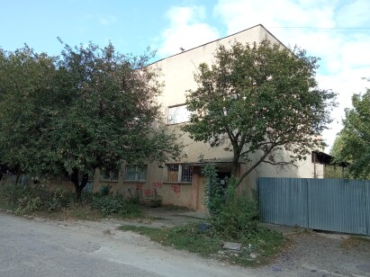 Закарпатська обл., м. Ужгород, вул. 4, 32.Оренда – приміщення 1– го поверху площею 85,1 кв.м. (В)