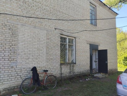 Сумська обл., Шосткинський р-н, с. Глазове, вул. Центральна, буд. 1. Оренда – нежитлове приміщення площею 48,50 кв. м. (В)